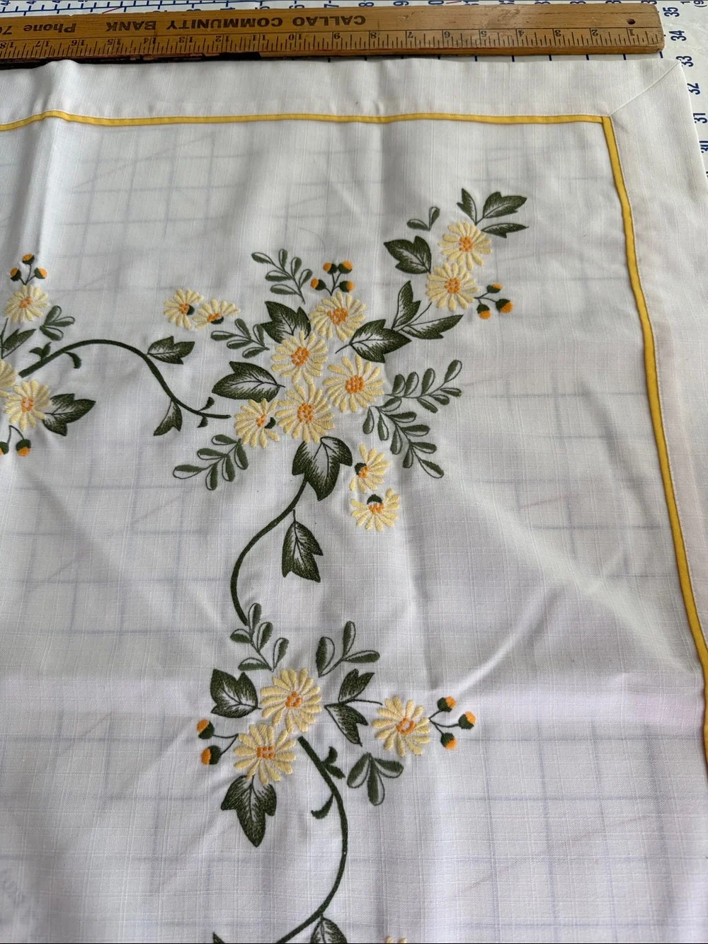 Embroidered Daisy Tablecloth 33” Square Linen Look Yellow Green Floral